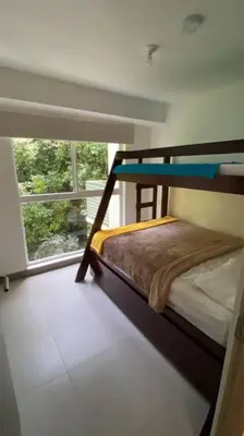 a bunk bed in a room with a window at Apartamento hermoso Playa Mantas in Punta Leona