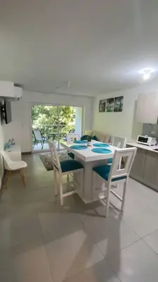 a kitchen with a table and chairs in a room at Apartamento hermoso Playa Mantas in Punta Leona