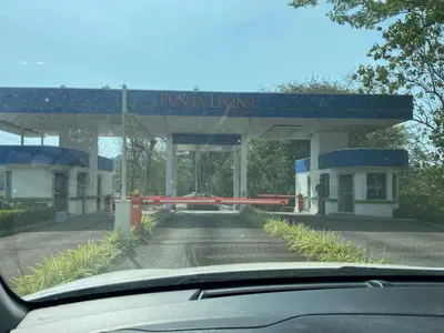 a gas station with a sign that reads pumpuanauana at Apartamento hermoso Playa Mantas in Punta Leona