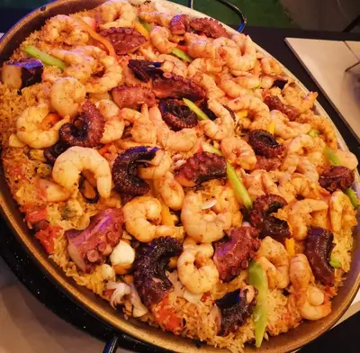 a pizza with shrimp in a pan on a table at Casa Alexa Venecia in Venecia