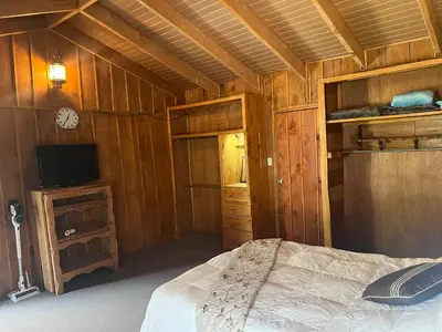 a bedroom with a bed and a tv in a room at Casa D'Pa in San Gerardo de Dota