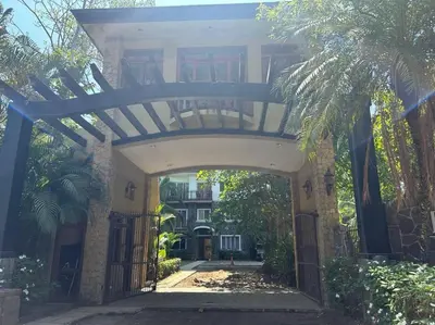 a house with an archway in front of a building at Villa Ela en Playa Herradura in Herradura