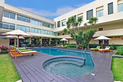 a swimming pool in front of a building at Auténtico Hotel in San José