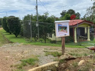 a sign on a wooden pole in a yard at Casas La Chirincoca in San Isidro