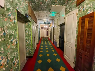 a hallway with a red carpet and colorful wallpaper at 804 SECRT Sabana Hermoso Apartamento con Aire Acondicionado in San José