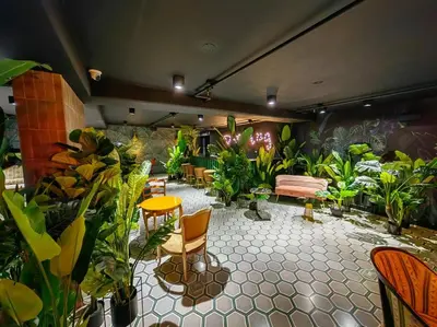 a room filled with lots of plants and chairs at 804 SECRT Sabana Hermoso Apartamento con Aire Acondicionado in San José