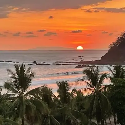 Rooftop balcony oceanfront PH condo with King beds