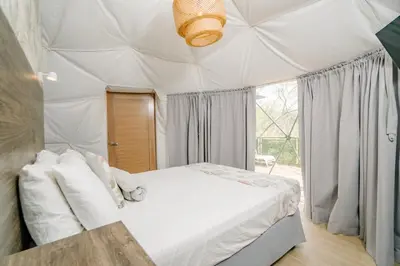 a bedroom with a bed in a tent at Glamping Tortuga Verde in Ocotal