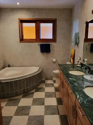 a bathroom with two sinks and a bath tub at Hacienda en Los Volcanes in Hacienda Guayabo