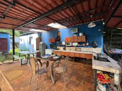 a kitchen with a table and chairs in a room at La Perla de Cobano in Puntarenas