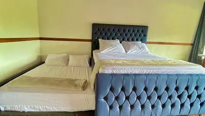 two beds sitting next to each other in a bedroom at La Perla de Cobano in Puntarenas