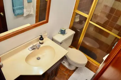 a bathroom with a toilet and a sink and a shower at Hermosa Habitación privada en la Sabana, San Jose in San José
