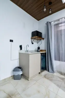 a kitchen with a sink and a microwave at APARTAMENTO LA CAPITAL in San José