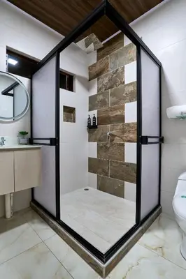 a bathroom with a shower with a glass door at APARTAMENTO LA CAPITAL in San José