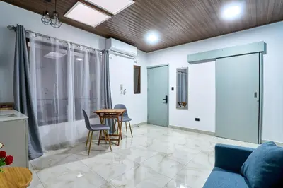 a living room with a table and chairs at APARTAMENTO LA CAPITAL in San José