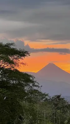 a view of a mountain with a sunset in the background at Villa ViVe in Florencia