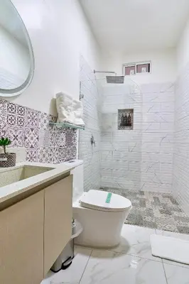 a white bathroom with a toilet and a sink at Apartaestudios La capital in San José