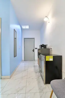 an empty room with a blue wall and a door at Apartaestudios La capital in San José