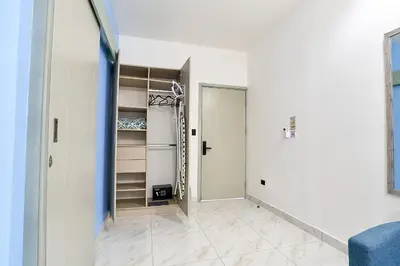 a room with a walk in closet and a door at Apartaestudio la capital in San José