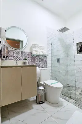 a bathroom with a toilet and a sink and a shower at Apartaestudio la capital in San José