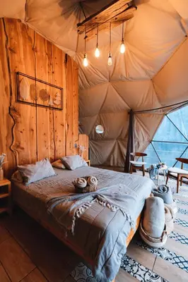 a bedroom with a bed in a tent at Green Noise Glamping in Fraijanes