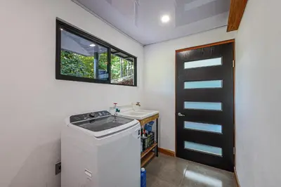 a laundry room with a sink and a window at Z orro Tropical in Arbolito