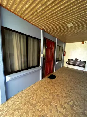 an empty room with a window and a bench at Cabañas el Bosque del Arenal in Guayabal