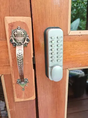 a door with a key card and a door handle at Tipi Bribri in Heredia