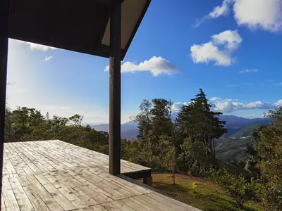 a view of the mountains from a house balcony at Casa Roble Cabaña romántica en la montaña de Costa Rica in San Cristóbal Sur