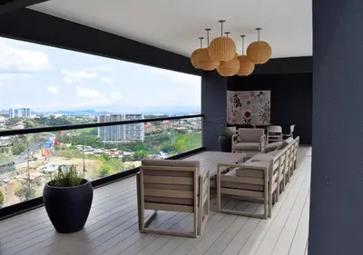 a room with a table and chairs and a large window at Apartamento con piscina y espacio de trabajo in San José