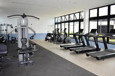 a gym with a bunch of treadmills and machines at Apartamento con piscina y espacio de trabajo in San José