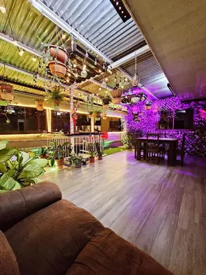 a living room with a couch and tables and plants at Apartamento SamSay II in Cartago
