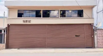 a large garage door on the side of a building at Apartamento SamSay II in Cartago