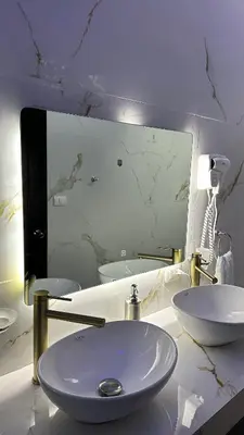 a bathroom with a sink and a mirror at H et L in Tortuguero