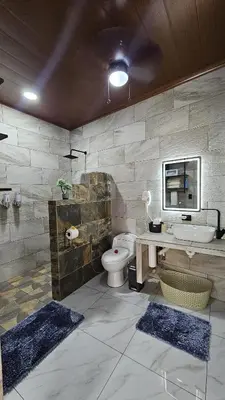 a bathroom with a toilet and a sink and a tub at Mi casa, tu casa Manuel Antonio, Quepos in Quepos