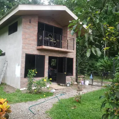 a house with a balcony and a yard at Apartamento Paseo de Damitas in Paquita