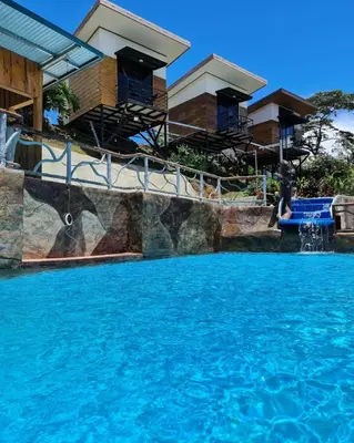 a resort with a swimming pool with blue water at Hotel Bar Restaurante IL Rifugio in Poás