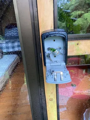 a metal box on the side of a window at Tipi Maleku in Heredia