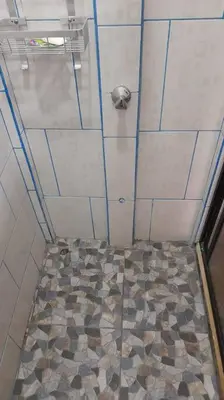 a shower with a tiled floor in a bathroom at Casa Attila Sarapiquí in Sarapiquí
