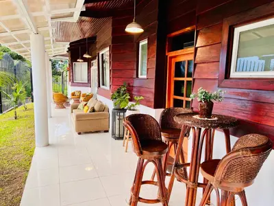 a porch with chairs and a table in a house at Casa Victoriana Aeropuerto in San Juan Arriba