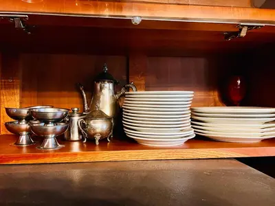 a shelf with plates and other dishes on it at Casa Victoriana Aeropuerto in San Juan Arriba