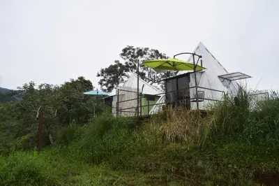 a house with an umbrella on top of a hill at Vistas Paraiso San Carlos in Venecia
