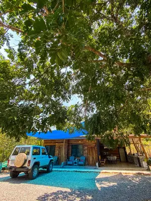 a blue truck parked in front of a house at Donde Chalo in Paquera