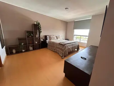 a bedroom with a bed and a table at Moderno apartamento totalmente equipado in San José