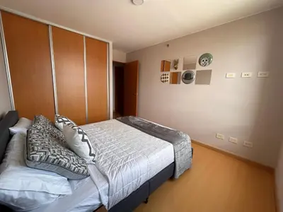 a bedroom with a bed and a wooden cabinet at Moderno apartamento totalmente equipado in San José