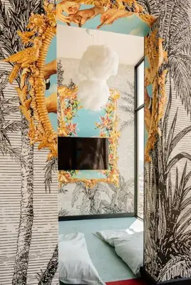 a room with a mirror and a bed with pillows at Studio Sabana Secrt 3011 in San José