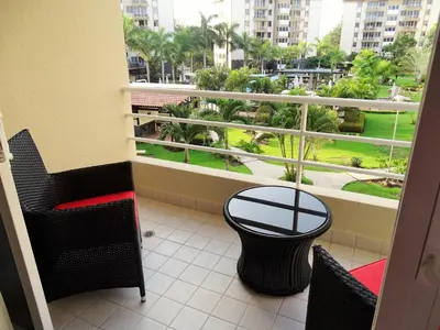 a room with a balcony with a table and chairs at Jaco Costa Linda Condo in Jacó