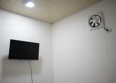 a room with a tv and a clock on the wall at Lilo apartamento, bello y lujoso in Liberia