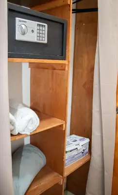 a room with a radio and towels on a shelf at Lilo apartamento, bello y lujoso in Liberia