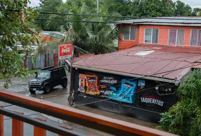 a truck parked in front of a building at Lilo apartamento, bello y lujoso in Liberia